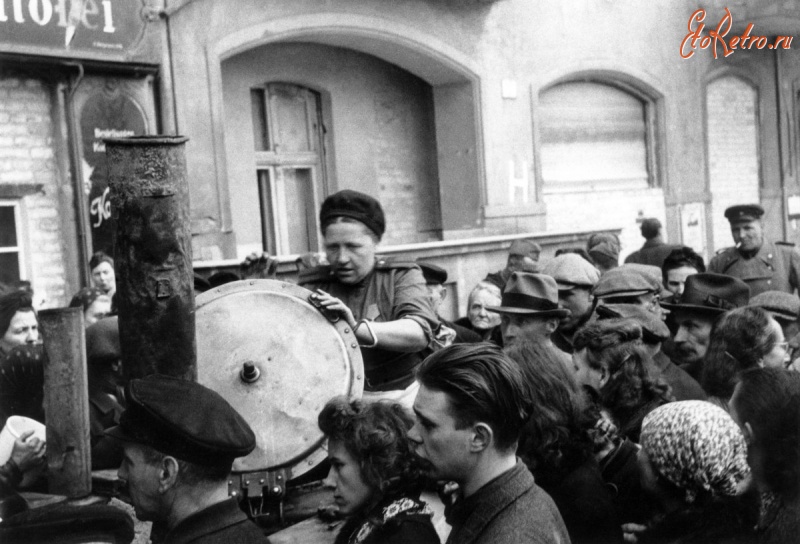 Берлин - Очередь немцев к советской военно-полевой кухне.