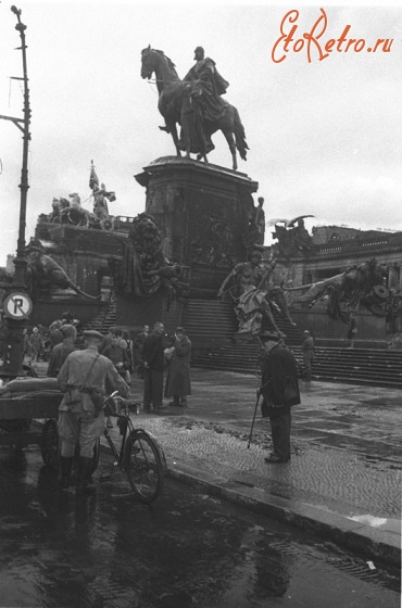 Берлин - У памятника императору Вильгельму I во взятом Берлине