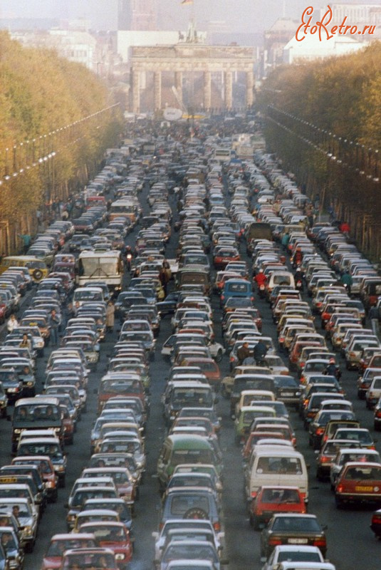 Берлин - Автомобильная пробка возле Бранденбургских ворот