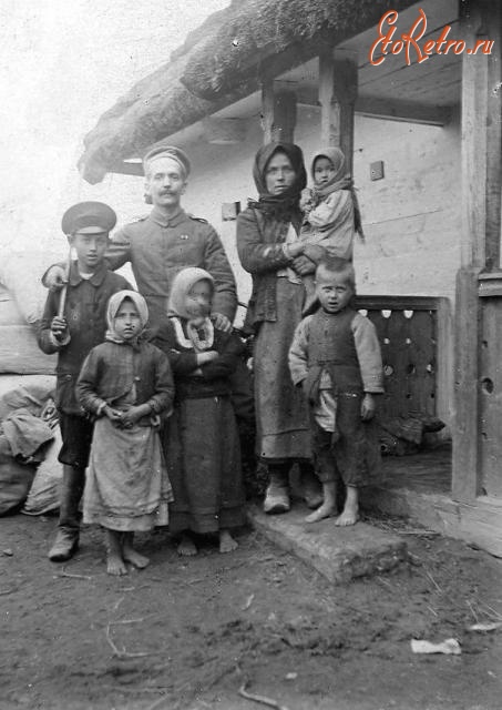 Волынская область - Волинь. Німецький солдат і місцеві мешканці, село Сушиба.