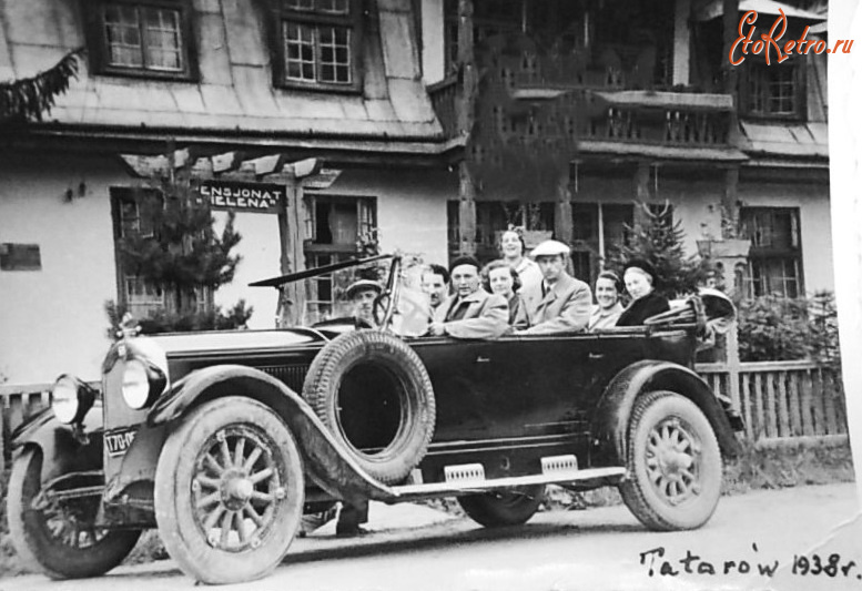 Ивано-Франковская область - Татарів.  Гуцульщина. Відпочивальники біля пансіонату.