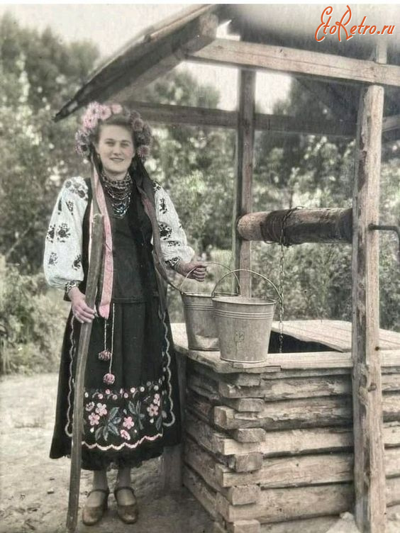 Сумская область - Сумщина, с.Грузьке.  Жінка біля криниці.