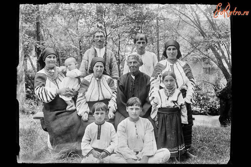 Тернопольская область - Три покоління родини війта із села Боришківцці на Тернопільщині в традиційному подільському вбранні. 1913 р.