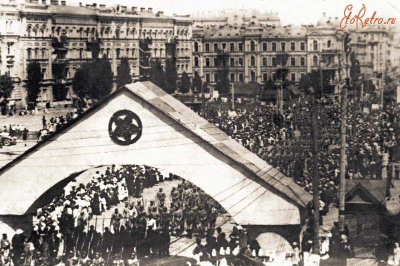Киев - Фанерная Триумфальная арка.