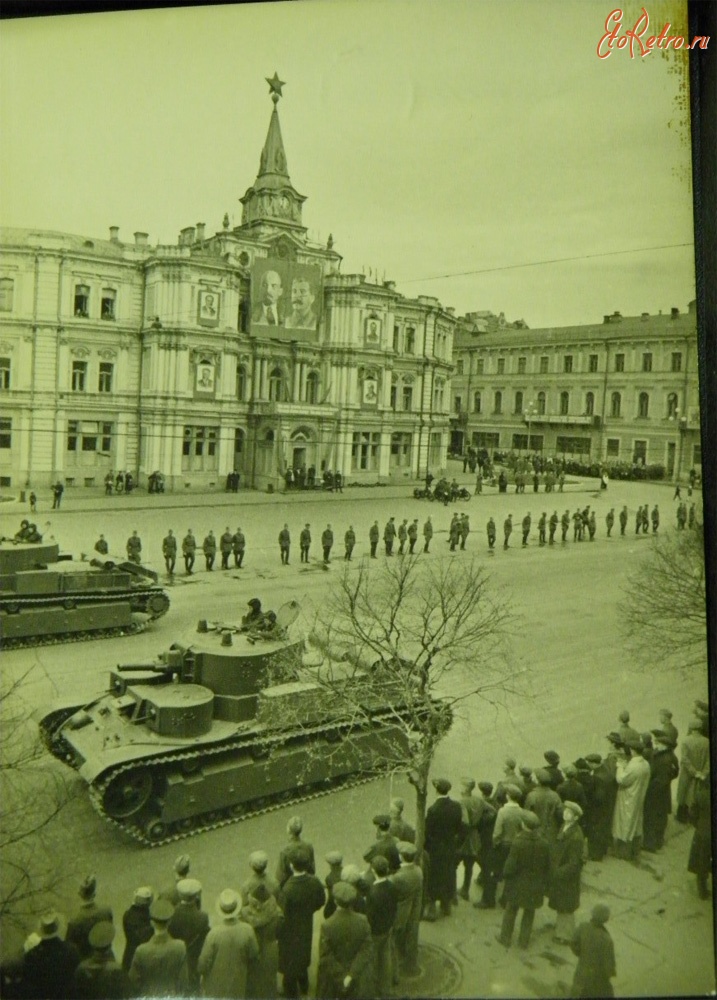 Киев - Танки Т-28 проезжают мимо здания бывшей городской Думы, 7 ноября 1938 года.