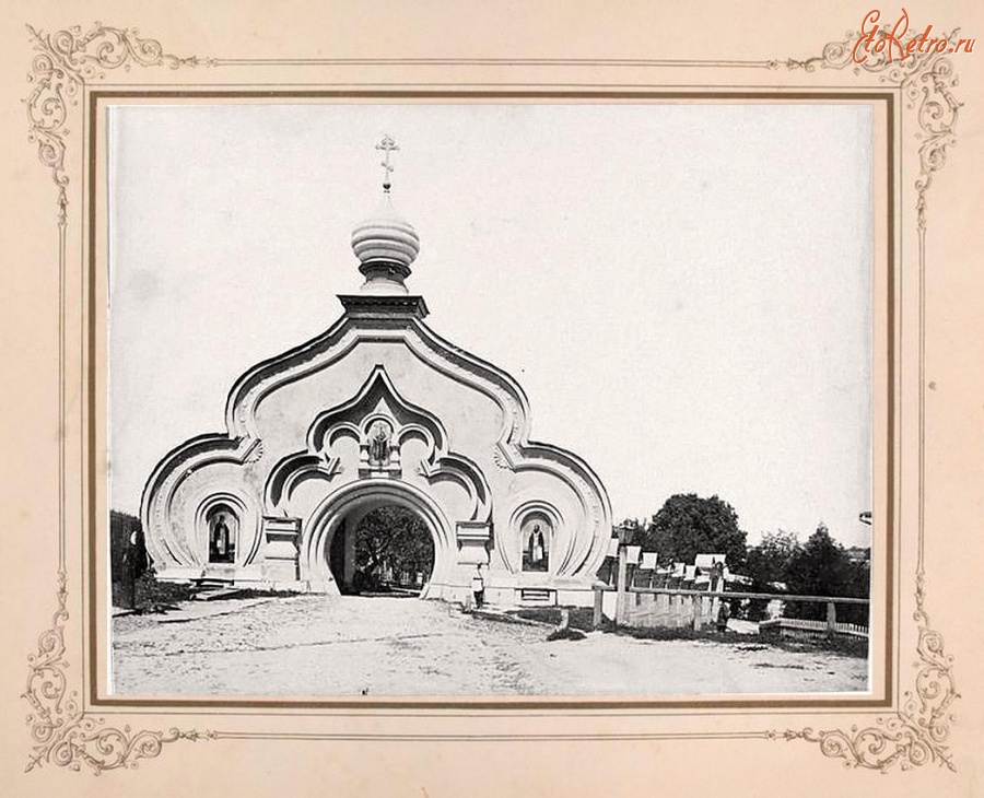 Киев - Главный вход в Покровский женский монастырь.