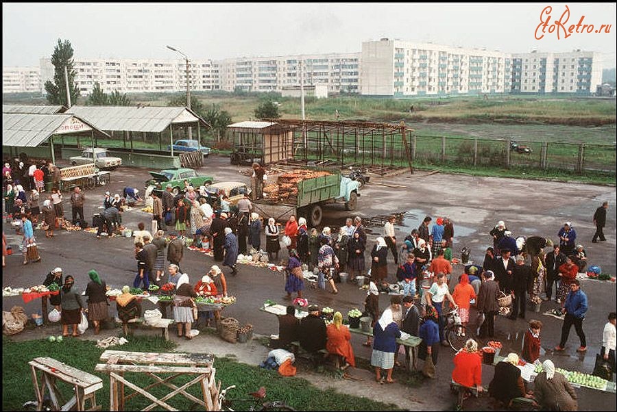 Киев - Переслав, городок в 60 км к югу от Киева. Местный рынок. 1988 год. (Bruno Barbey)