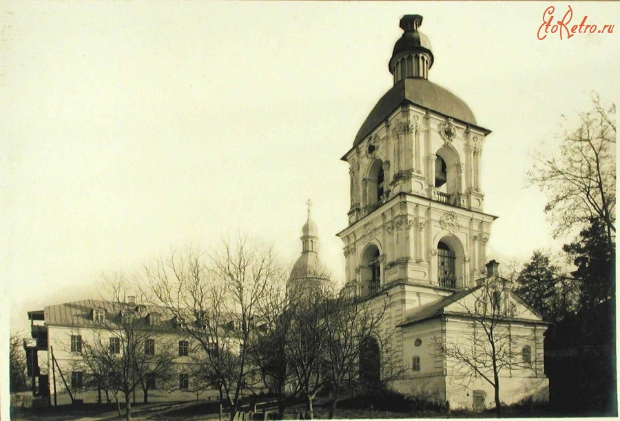 Киев - Вид древней церкви в Межигорском Спасо-Преображенском монастыре
