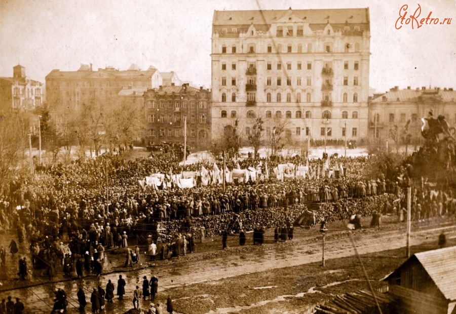 Киев - Українська маніфестація у Києві на Софійському майдані. 19 березня 1917 р.