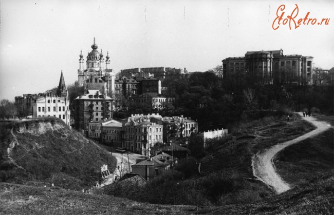 Киев - Київ. Анріївська церква. Зліва замок,  спава Історичний музей.