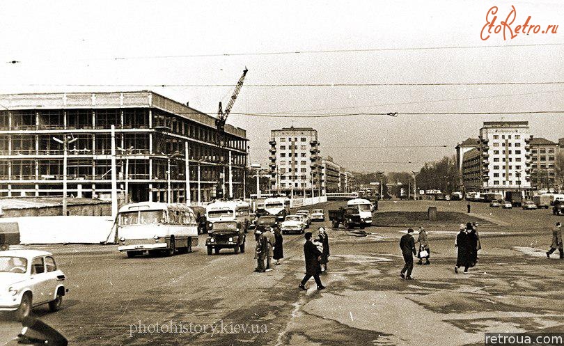 Киев - Київ.  Площа Перемоги. Універсам.