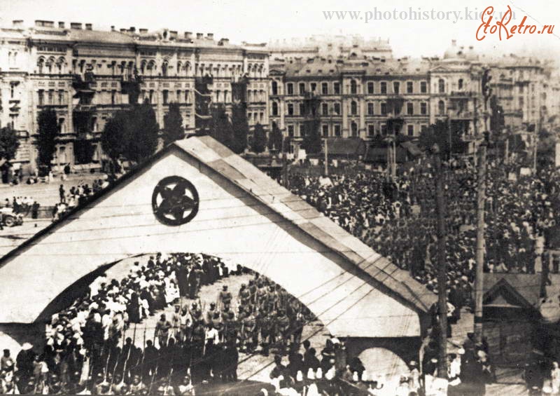 Киев - Київ.  Фанерна тріумфальна арка на Срфіїській площі.
