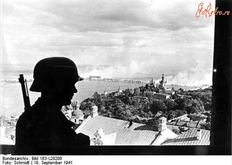 Киев - Немецкий солдат смотрит на горящий Киев