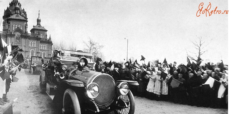 Киев - Киев.  Император Николай II в своем автомобиле.