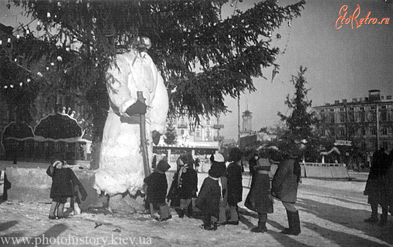 Киев - Киев. Площадь Красных героев Перекопа (Софиевская площадь) в дни новогодних праздников.