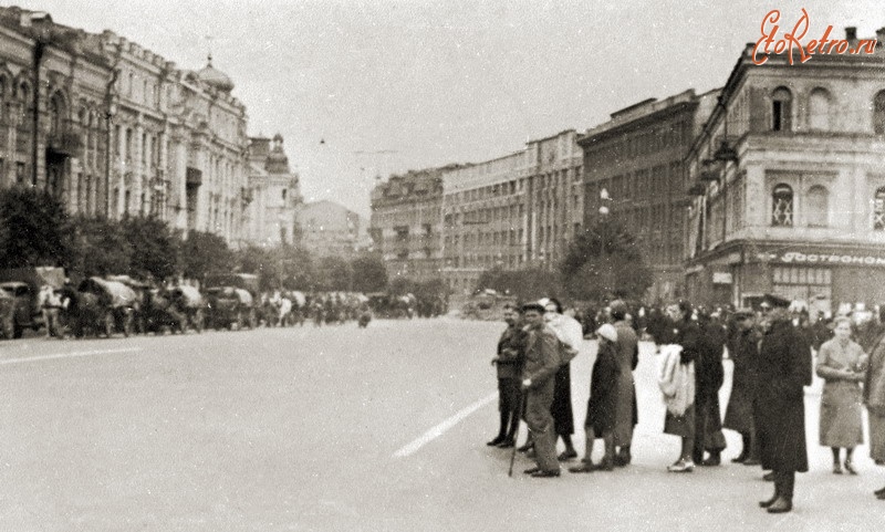 Киев - Киев.  Киевляне на Крещатике наблюдают за вступлением немцев.