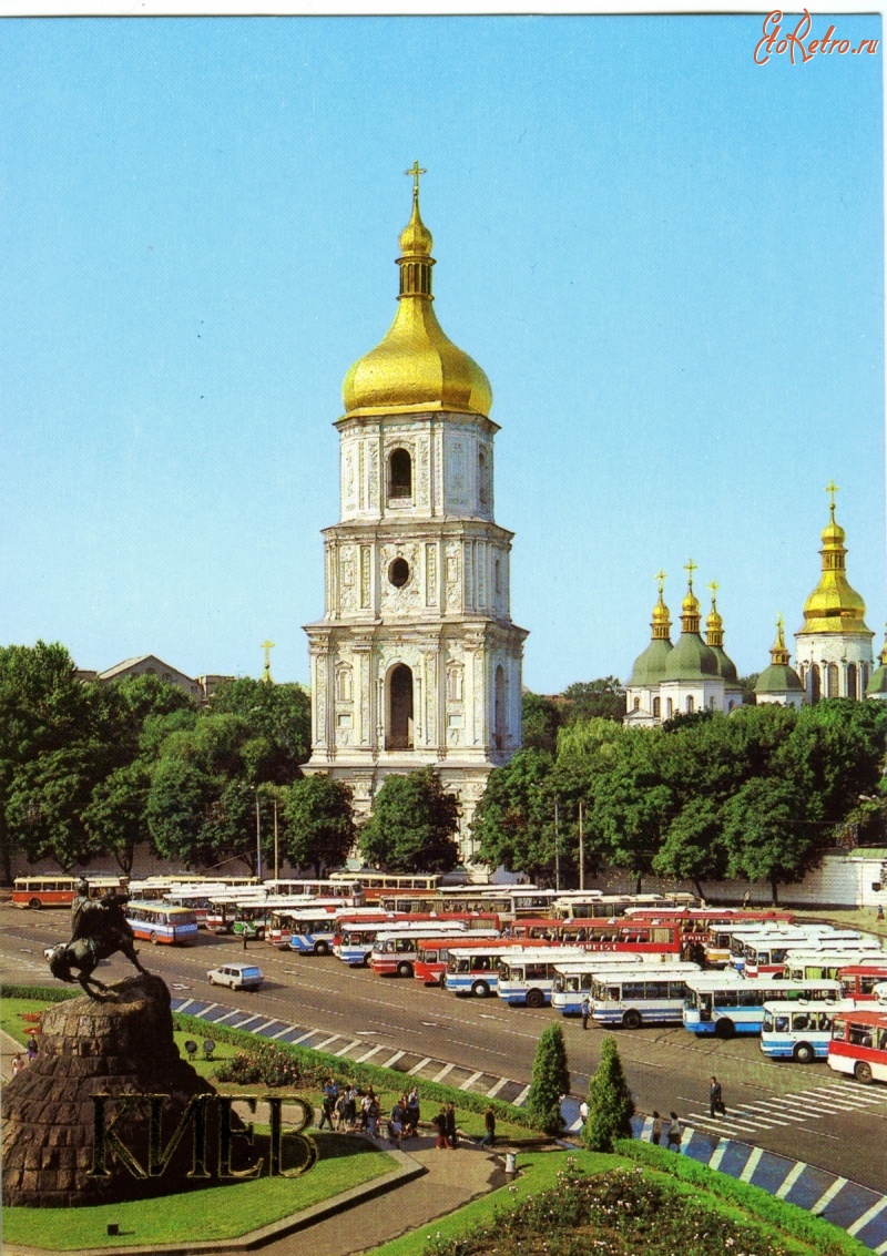 Киев - Киев.  Памятник Богдану Хмельницкому и Софийский собор.