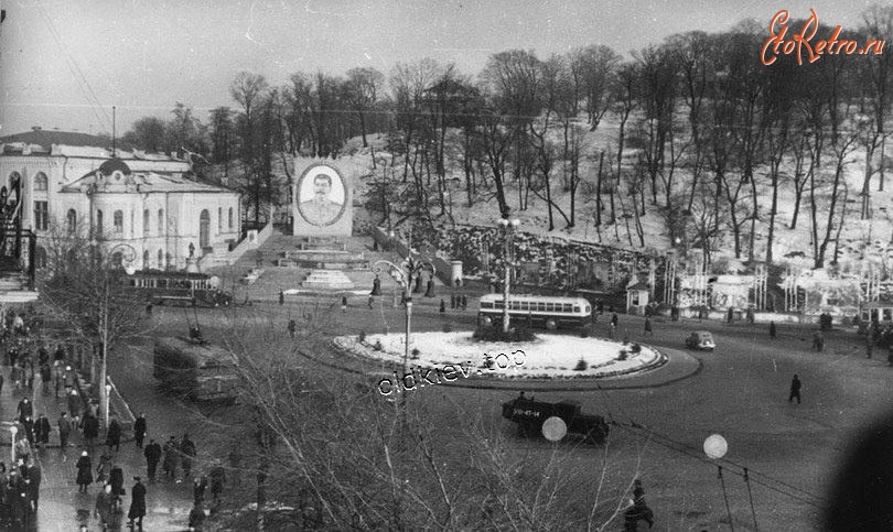 Киев - Киев.  Площадь Сталина у входа в Пионерский парк.