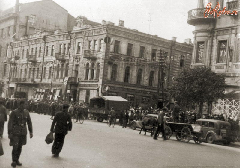 Киев - Київ. Хрещатик. Відступаючі радянські війська замінували всю вулицю Хрещатик, а підпільники почали підривати будинки. Перший підірваний будинок був 