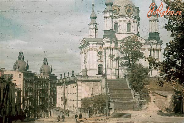 Киев - Киев.  Андреевская  церковь  во время войны.