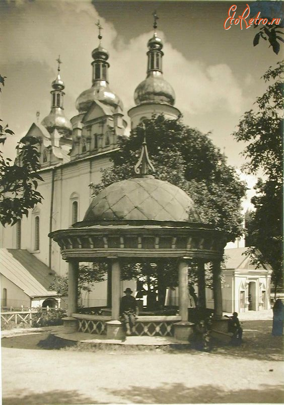 Киев - Киев.  Вид на церковь Фроловского монастыря.