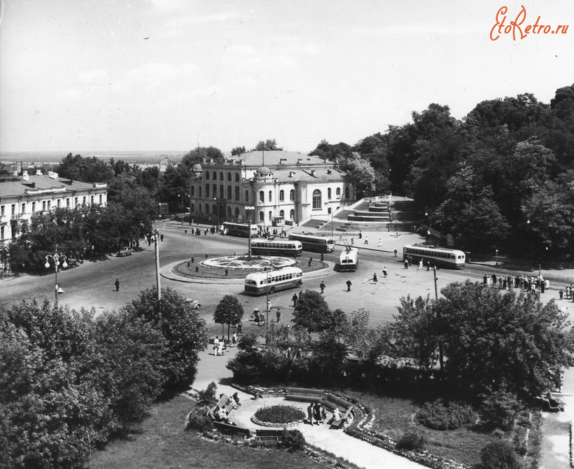 Киев - Київ.  Тролейбуси на Європейській площі.