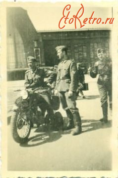 Киев - Київ. Німецькі солдати на привокзальній площі.
