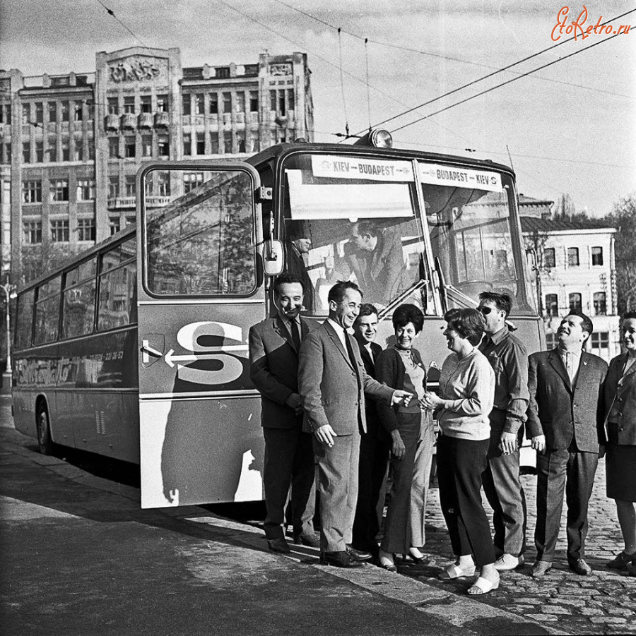 Киев - Киев.  Пассажиры первого автобусного рейса Киев-Будапешт.  Фото Ирины Пап.