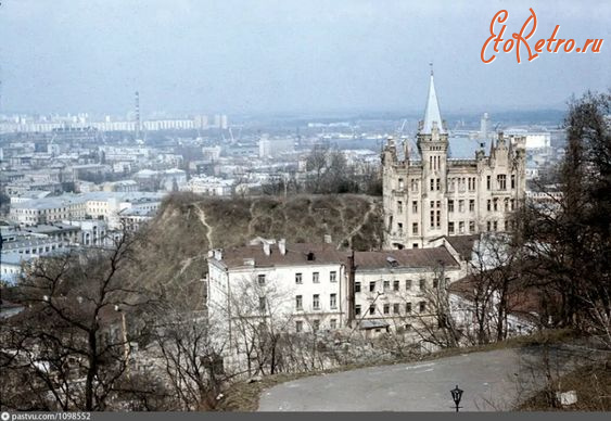 Киев - Киев.  Вид со Старокиевской горы на гору Уздыхальница.