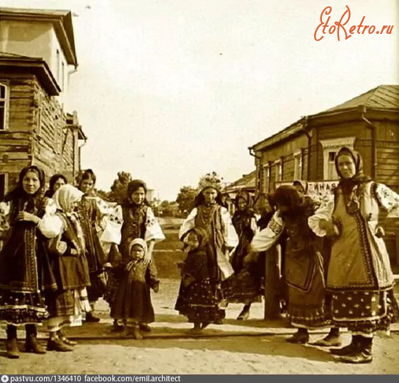 Киев - Київ.  Жінки біля чайної лавки на Микільській Слободці.