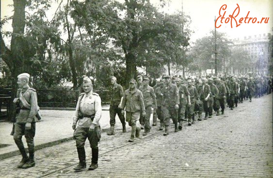 Киев - Колона немецких  военнопленных на улицах Киева.