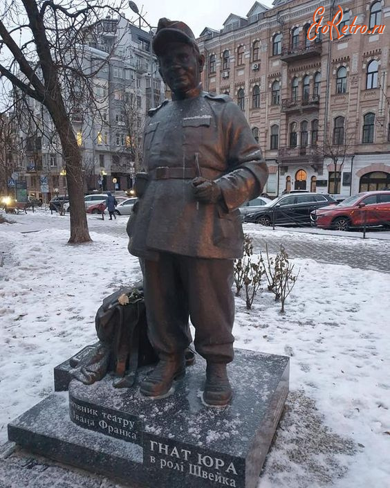 Киев - Київ.  Керівник театру ім.Івана Франка- Гнат Юра в ролі Швейка.