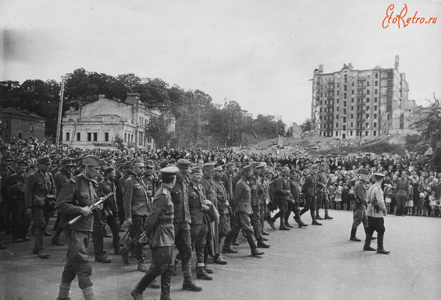 Киев - Київ.  Колона німецьких полонених на площі Калініна.