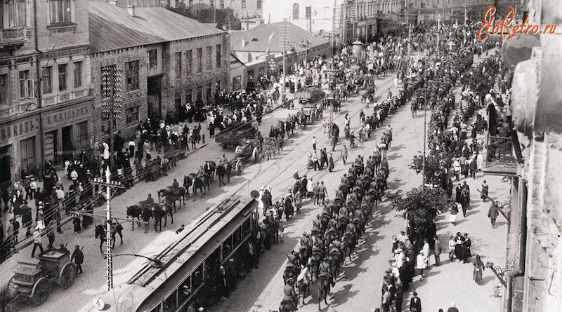 Киев - Киев. Парад победьі поляков и украинцев на Крещатике 9 мая 1920 года.