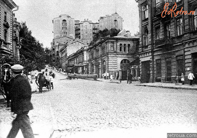 Киев - Київ. Вул. Інститутська, на задньому плані хмарочос Гінсбурга.