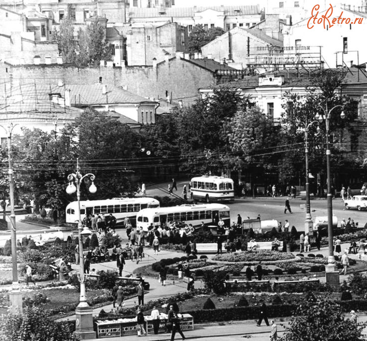 Киев - Київ.  На площі Калініна.
