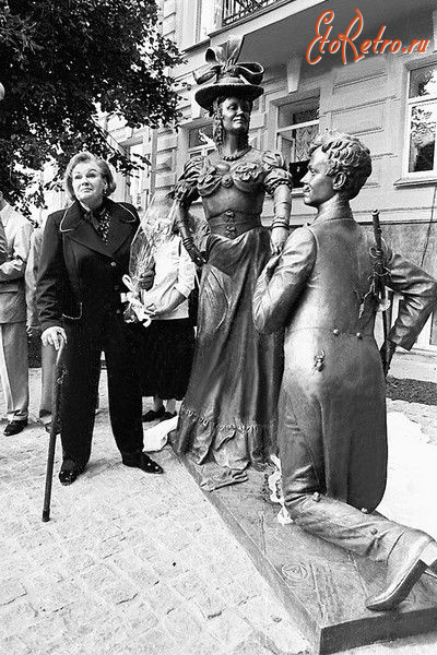 Киев - Киев.  Памятник Проне Прокоповне и Голохвастову из фильма 