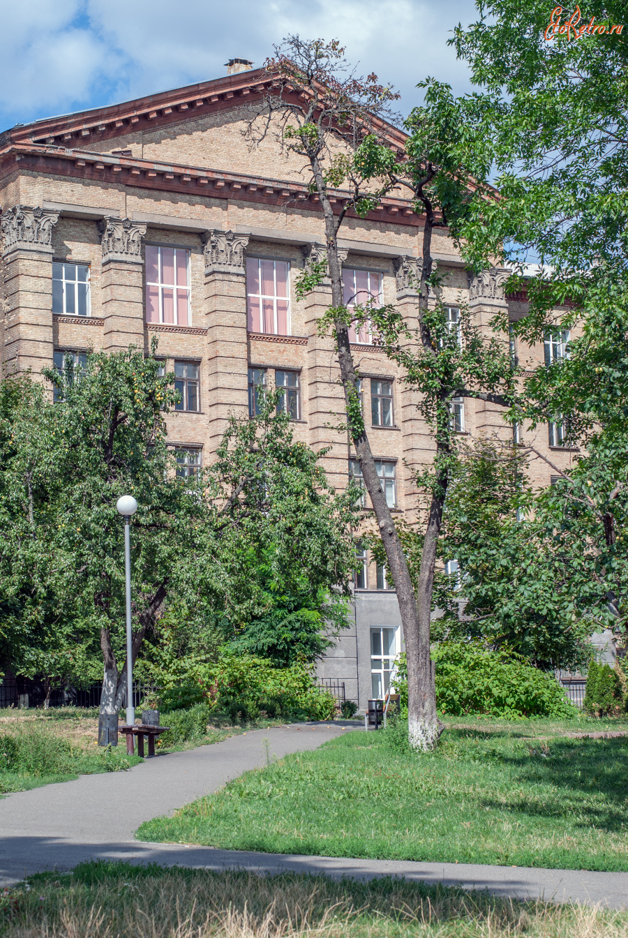 Киев - 2015 год (20.08.2015). Украина. Киев. Сквер им. Елены Телиги (Поляна КПИ). 2015 (20.08.2015). Ukraine. Kyiv. Kyiv Polytechnic Institute. Olena Teliga Square.