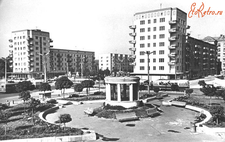 Киев - Київ.  Скверик біля цирку.