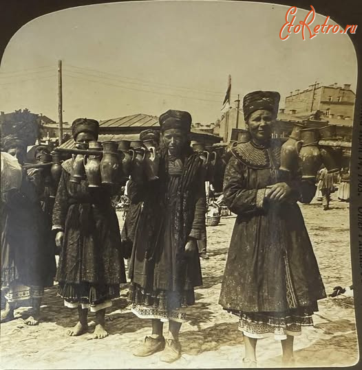 Киев - Молочарниці з глечиками молока в Києві.