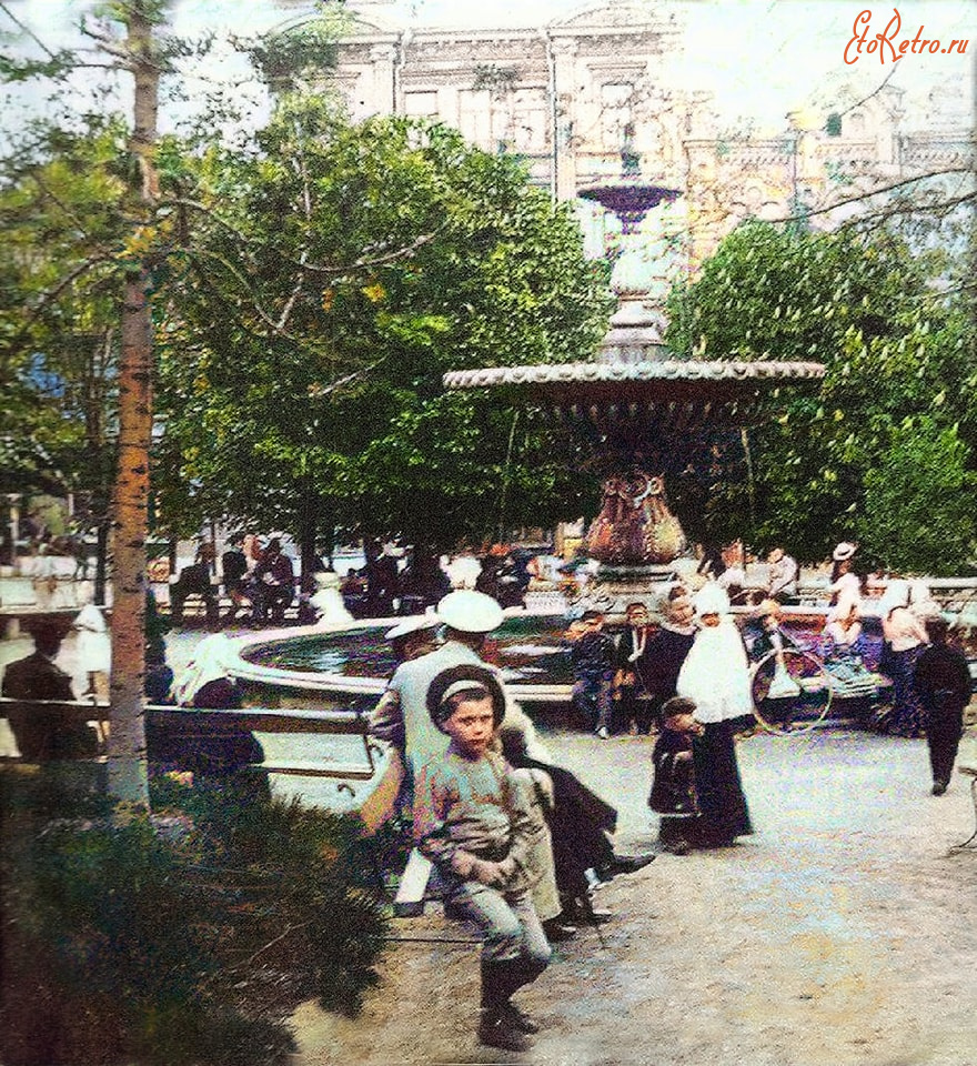 Киев - Київ.  Чугунний фонтан біля Золотих воріт.