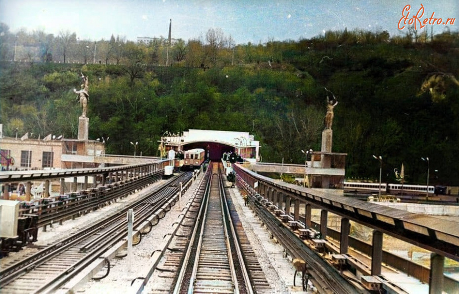 Киев - Київ. Станція Метро Дніпро.