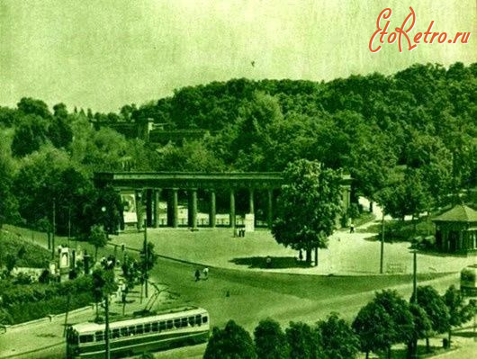 Киев - Київ.  Колонада стадіону 