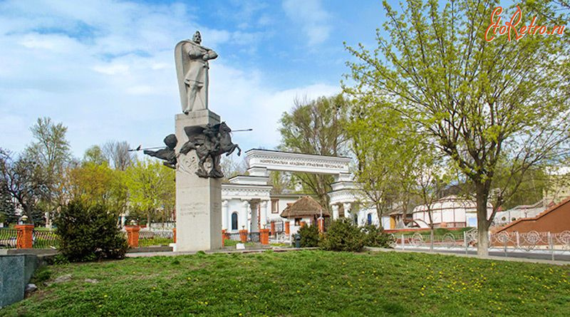 Киев - Киев.  Памятник князю Святославу Игоревичу.