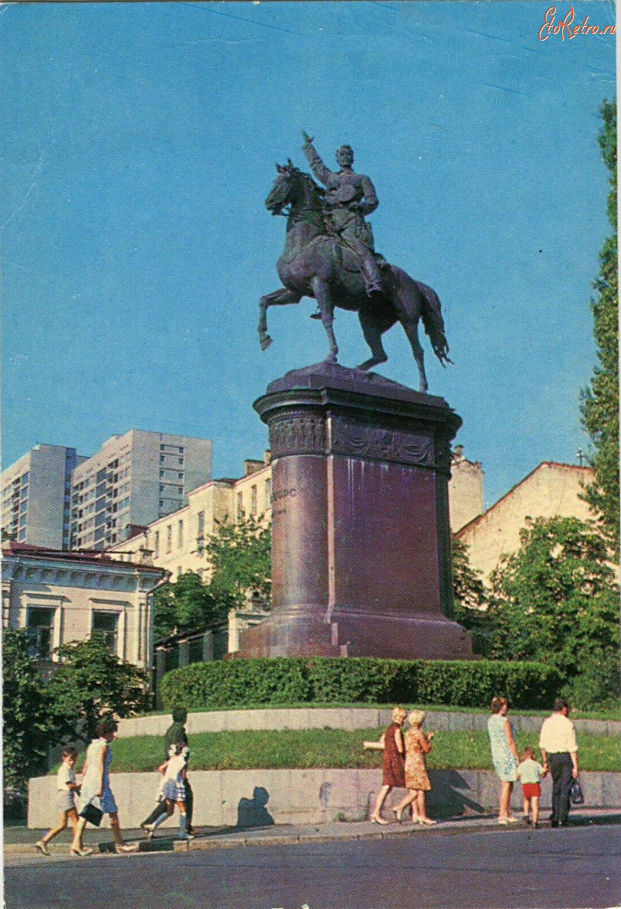 Киев - Памятник герою гражданской войны Н.А. Щорсу.
