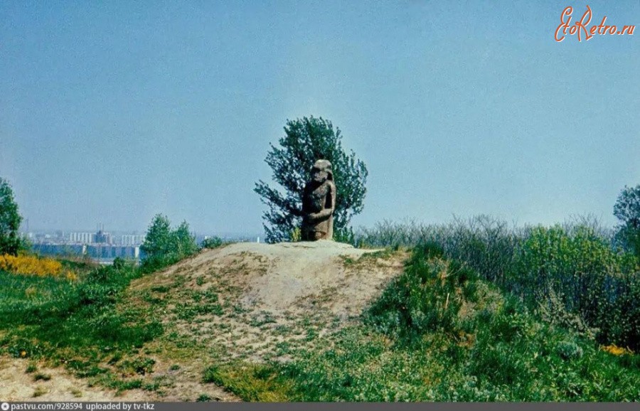 Киев - Київ Ботанічний сад. Камінна баба.