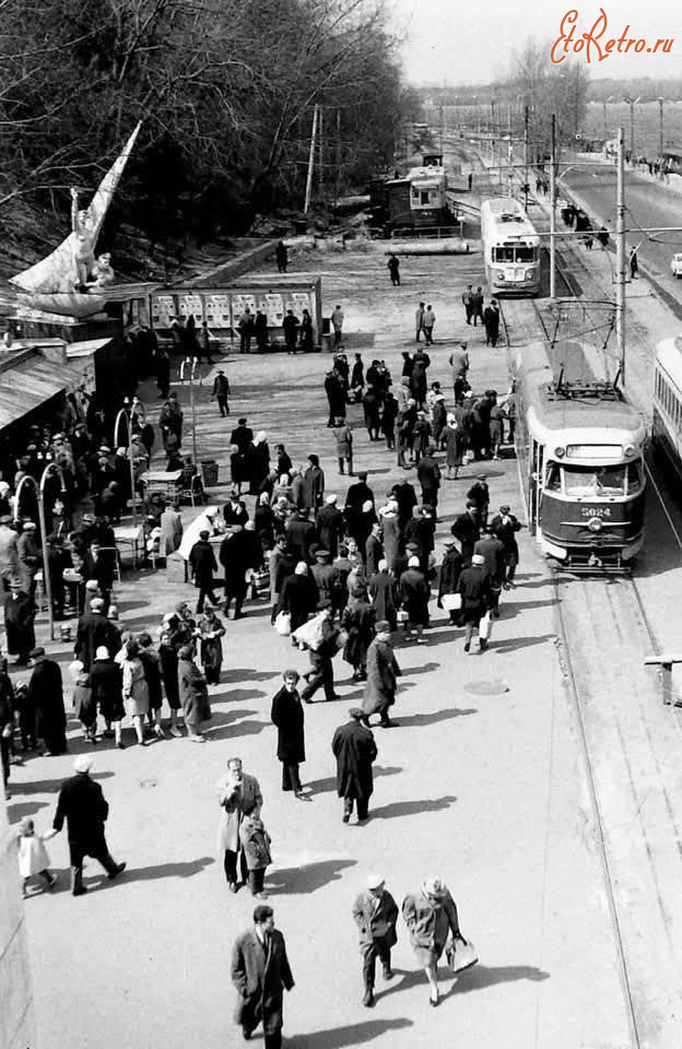 Киев - Київ.  Трамвайна зупинка біля станції метро 