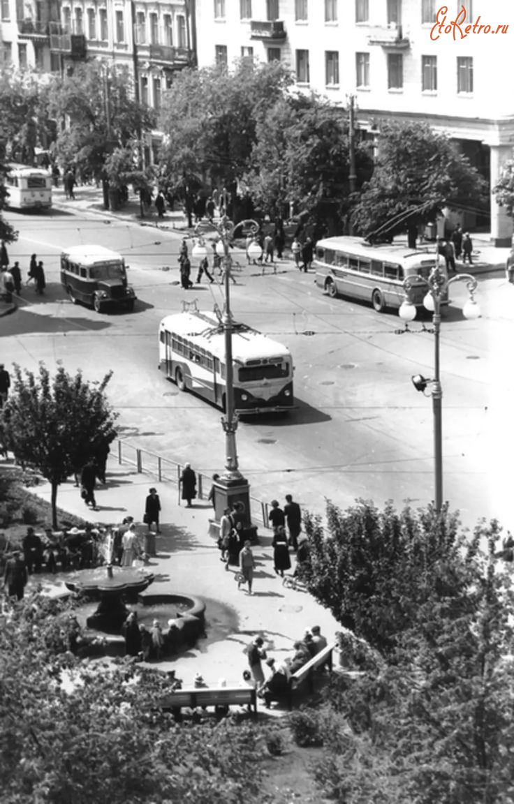 Киев - Київ.  Скверик на Бессарабській площі.