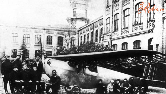 Киев - Київ.  Перший пасажирський чотиримісний літак К-1 конструкції Константина Калініна на подвір