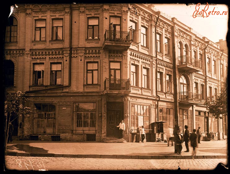 Киев - Київ.  Площа перейменована з  Караваєвської на площу Льва Толстого.